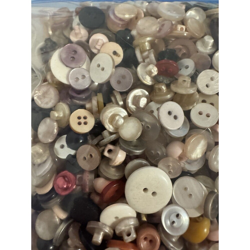 1.8 Pounds Of Assorted Modern/ Vintage Buttons Mixed Lot Crafting Sewing Jewelry